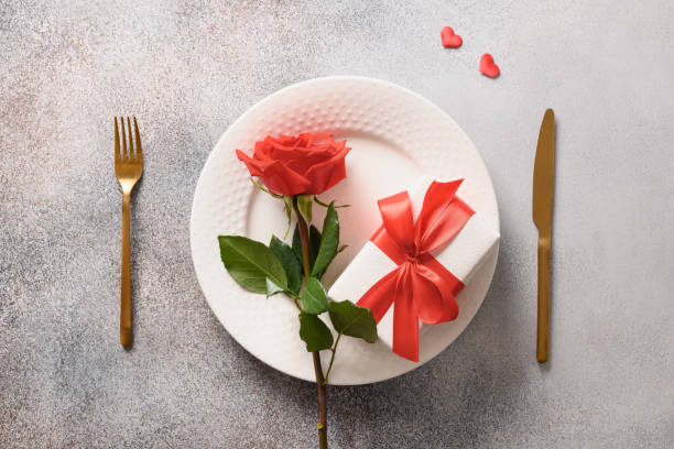 cena festiva di san valentino con rosa rossa e regalo romantico - honeymoon color image horizontal setting the table foto e immagini stock