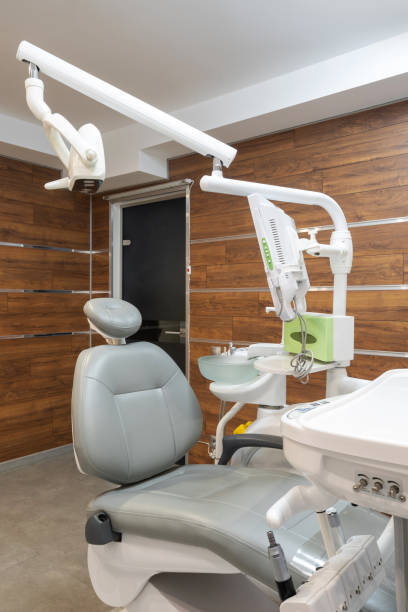 moderne innenarchitektur der zahnarztpraxis mit geräten und instrumenten - dentists chair dentist office chair orthodontist stock-fotos und bilder