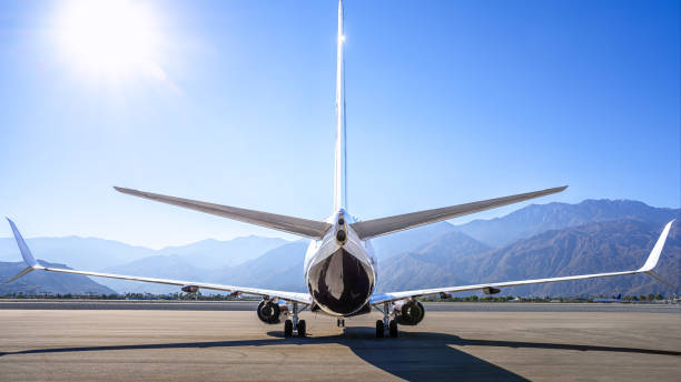 samolot - commercial airplane airplane cargo airplane runway zdjęcia i obrazy z banku zdjęć