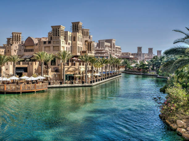 madinat jumeirah y el canal artificial, dubai, emiratos árabes unidos - jumeirah beach hotel fotos fotografías e imágenes de stock