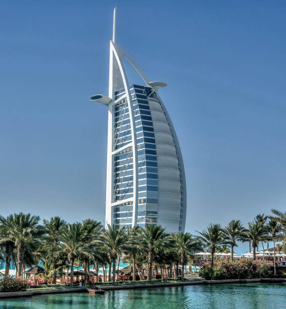 burj al arab hotel como visto da praia de jumeirah, dubai - jumeirah beach hotel - fotografias e filmes do acervo