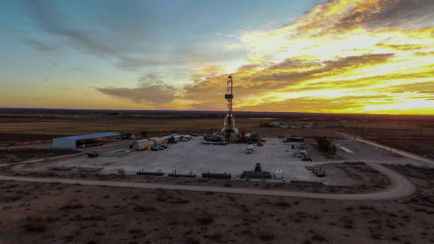 vue de drone de la plate-forme de fracturation de forage de pétrole ou de gaz pendant que le soleil se lève au nouveau-mexique - oil industry industry new mexico oil drill photos et images de collection