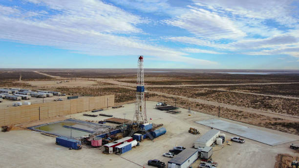 vue de drone de la plate-forme de fracturation de forage de pétrole ou de gaz pendant que le soleil se lève au nouveau-mexique - oil industry industry new mexico oil drill photos et images de collection