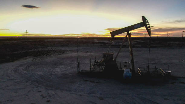 vista de drones de oil or gas drill fracking rig pad as the sun rises in new mexico - oil industry industry new mexico oil drill fotografías e imágenes de stock