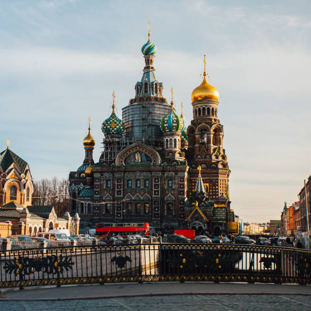 foto exterior de salvador no sangue derramado em sankt petersburg. - st petersburg russia russian culture church of the resurrection of christ - fotografias e filmes do acervo