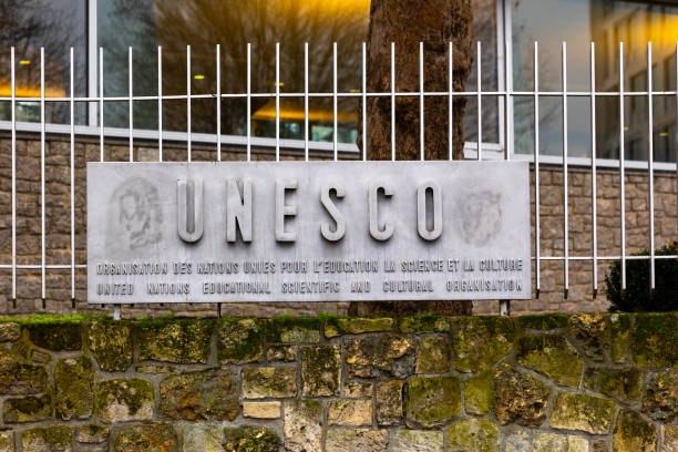The logo of the UNESCO on fence the United Nations Educational, Scientific and Cultural Organization Paris, France - DEC 03, 2021: The logo of the UNESCO on fence the United Nations Educational, Scientific and Cultural Organization (UNESCO) headquarters is located in Paris France, December 03, 2021 unesco world heritage site stock pictures, royalty-free photos & images