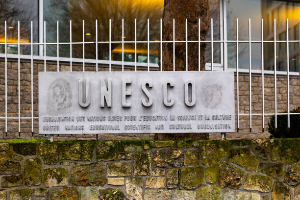 the logo of the unesco on fence the united nations educational, scientific and cultural organization - world heritage imagens e fotografias de stock