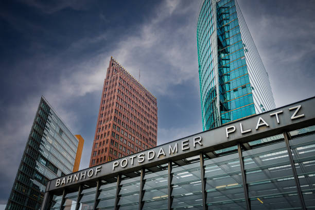 современные офисные здания на потцдамской площади в берлине - berlin germany overcast dramatic sky skyline стоковые фото и изображения