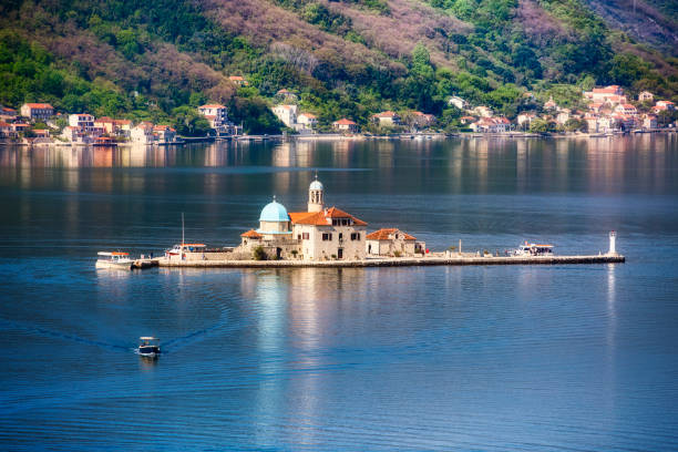 die künstliche insel unserer lieben frau von den felsen in der bucht von kotor bei perast in montenegro - gospa od škrpjela stock-fotos und bilder