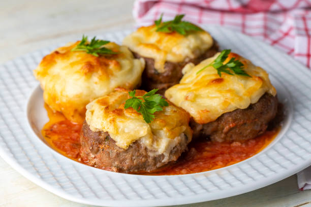 comida turca hasanpasa kofte - kofta com purê - almôndega com molho bechamel e ervilhas verdes. comida tradicional. - 13520 - fotografias e filmes do acervo