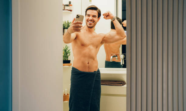 мan macht selfie nach dem duschen - men macho flexing muscles shirtless stock-fotos und bilder