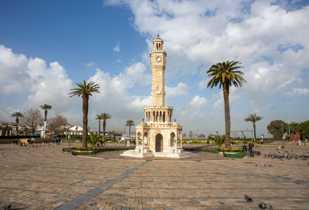 foto de concepto de viaje; turquía - izmir - konak - antigua torre del reloj histórico - plaza konak - izmir turkey konak clock tower fotografías e imágenes de stock