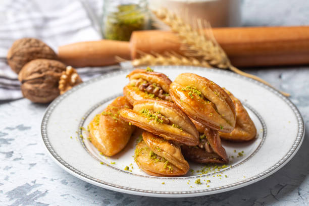 dilberdudagi with walnut, traditional feast and ramadan dessert with syrup (turkish name; dilber dudagi) - 13571 imagens e fotografias de stock