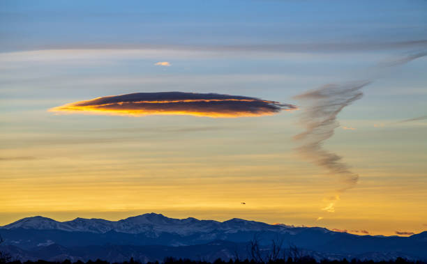 winter sunset skies over the suburban neighborhood - aurora 個照�片及圖片檔