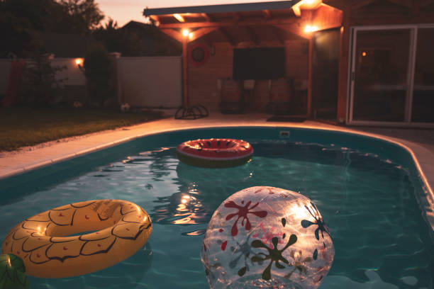 piscina com brinquedos infláveis - beach ball fotos - fotografias e filmes do acervo