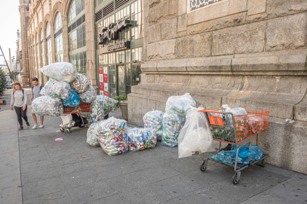 les pauvres ramassent des canettes et des bouteilles en plastique et les revendent aux magasins. ils gagnent de l’argent en obtenant un petit dépôt sur les canettes - disposable cup plastic beer bottle photos et images de collection