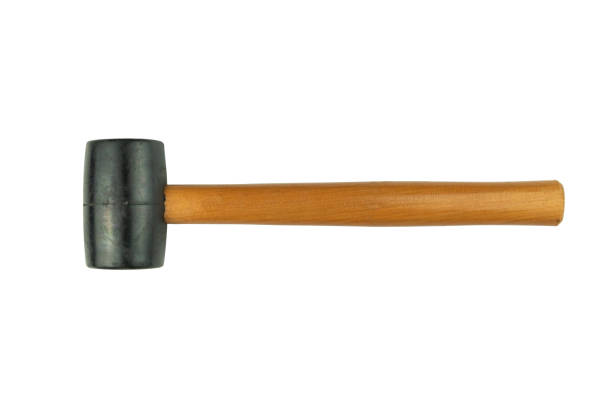 marteau en caoutchouc avec manche en bois isolé sur des outils à main à fond blanc - rubber mallet photos et images de collection