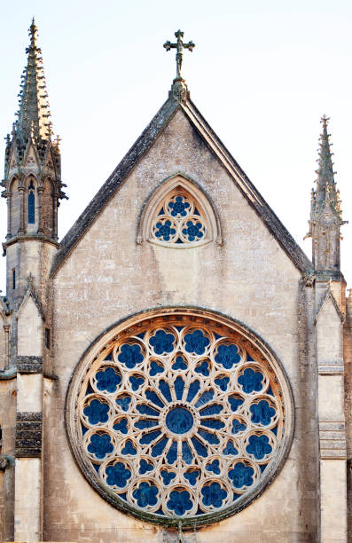 arundel cathedral gable end com janela de rosas, arundel, west sussex - church window rose window old - fotografias e filmes do acervo