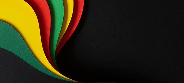 Fondo geométrico abstracto de color negro, rojo, amarillo, verde. Fondo de color del Mes de la Historia Negra con espacio de copia para el texto photo