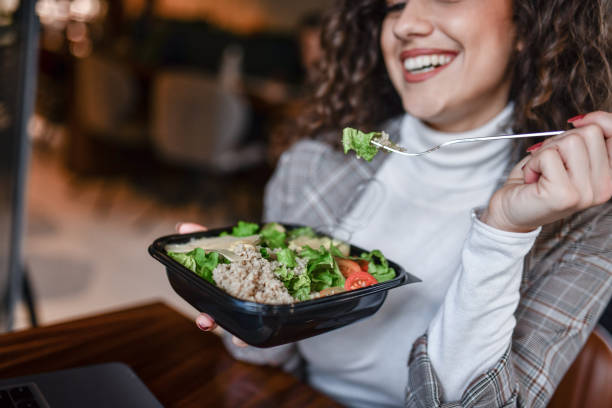 レストランで美しい笑顔の女性のためのマグロサラダ - tuna salad sandwich ストックフォトと画像