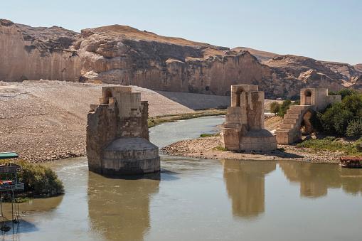 Turquía, Hasankeyf 2018 - Ruinas de un antiguo puente sobre el río Tigris. En 2020, la ciudad se inundó debido a la construcción de una presa. photo