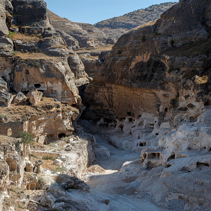 Ciudad de Hasankeyf Turquía Vista del valle de cuevas antiguas photo