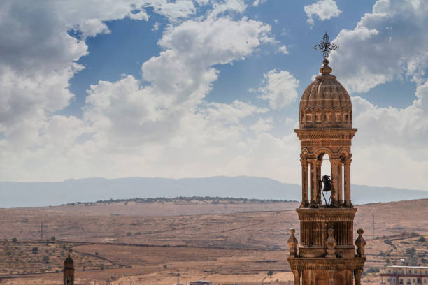 미야트 터키 계곡의 배경에 있는 교회의 종탑 - midyat 뉴스 사진 이미지