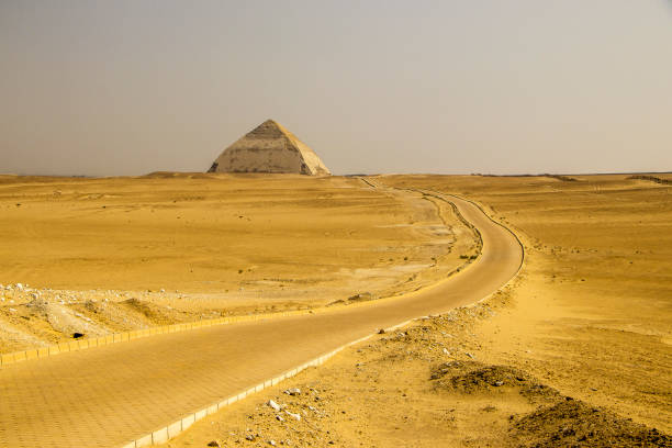 piramide piegata sneferu in lontananza. dahshur, giza, egitto - snofru foto e immagini stock