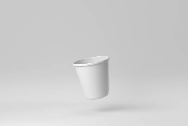 tazza di caffè di plastica su sfondo bianco. modello di progettazione, modello. rendering 3d. - take out food nobody disposable cup coffee foto e immagini stock