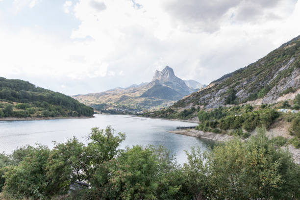 aldeia e reservatório lanuza em tena valley alto gallego huesca aragão espanha - tena - fotografias e filmes do acervo