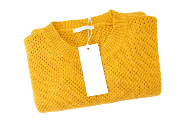 흰색 배경에 고립 된 노란색 니트 스웨터에 흰색 빈 직사각형 의류 태그 스톡 사진