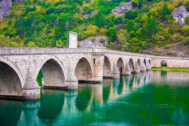 vecchio ponte storico - bosnia herzegovinan flag foto e immagini stock