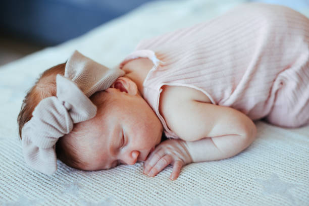 nouveau-né dormant sur le lit - un seul bébé fille photos et images de collection