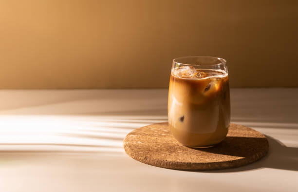 クリームミルク入りのアイスコーヒーのグラス。氷入りコールドブリューコーヒードリンク - モカ ストックフォトと画像