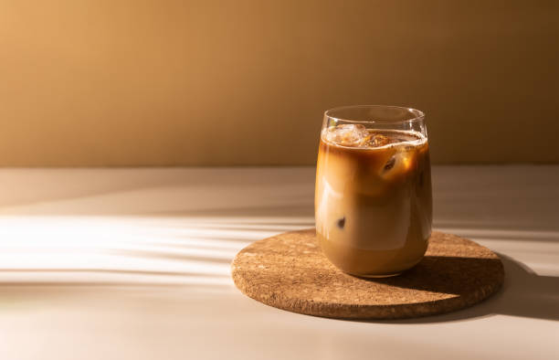 copo de café gelado com leite creme. bebida de café gelada com gelo - iced coffee - fotografias e filmes do acervo