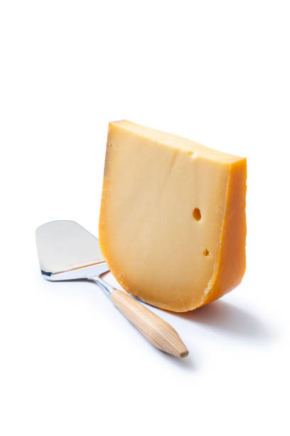 네덜란드 고다 치즈 한 조각. - cheese block gouda dutch culture 뉴스 사진 이미지