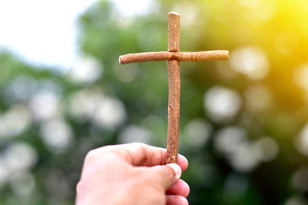 human hands holding a cross holy and prayed - praying human hand worshipper wood imagens e fotografias de stock