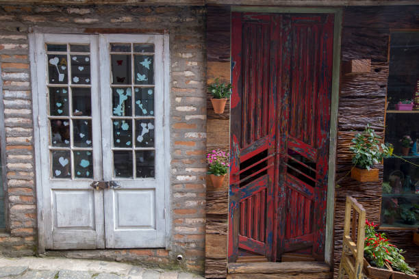 entrée de maison construite avec des matériaux de démolition - apparently photos et images de collection