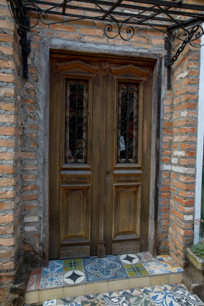 entrée de maison construite avec des matériaux de démolition - apparently photos et images de collection