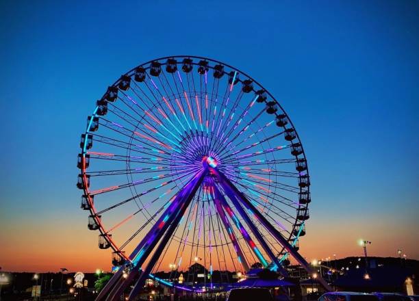 beleuchtetes riesenrad - riesenrad stock-fotos und bilder