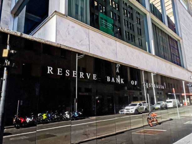 nome della reserve bank of australia sul muro di granito nero a sydney in australia - interest rate loan finance government foto e immagini stock