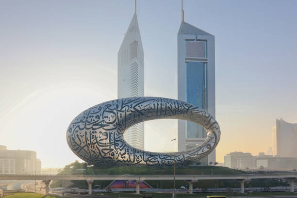 vue panoramique des bâtiments du musée du futur et des tours emirates. musée futuriste moderne construit selon conçu par l’architecte shaun killa. - futuristic dubai city traffic photos et images de collection