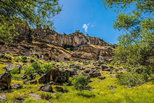 Ciudad cueva y formaciones rocosas en el valle de Zelve, Capadocia, Anatolia, Turquía photo