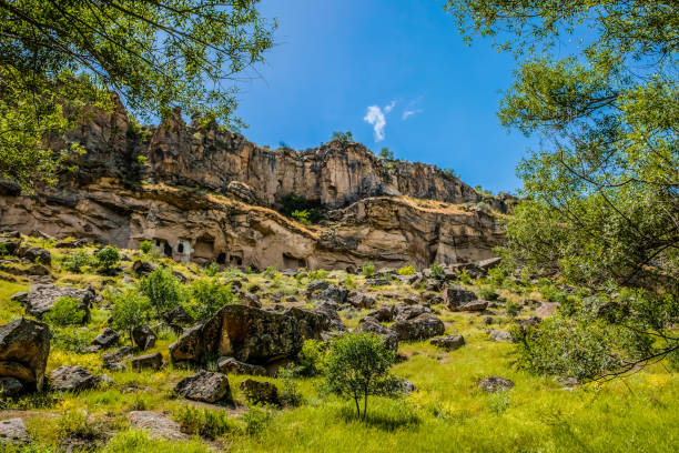 cidade das cavernas e formações rochosas no vale de zelve, capadócia, anatólia, turquia - goreme rural scene sandstone color image - fotografias e filmes do acervo