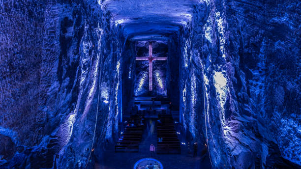 コロンビアのジパキラ塩大聖堂の建築の詳細 - christianity church indoors illuminated ストックフォトと画像