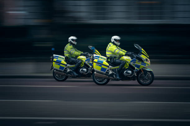 la police britannique de la moto du côté en mouvement - british transport police photos et images de collection