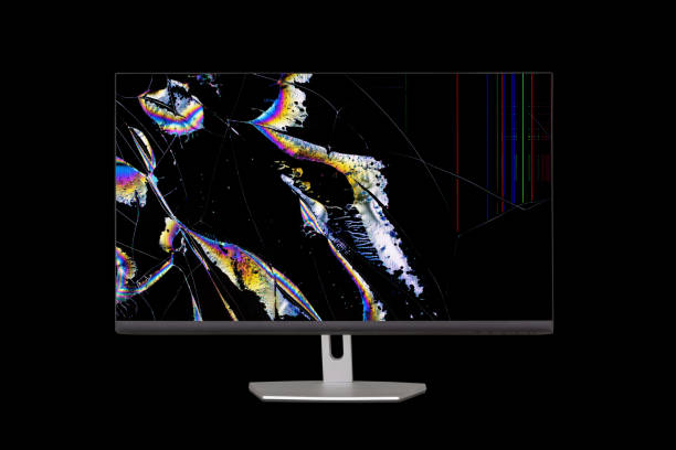 黒い背景に隔離された液晶ディスプレイコンピュータモニターの壊れたスクリーンに色付きのストライプと亀裂の形で流れる結晶 - computer monitor computer liquid crystal display visual screen ストックフォトと画像