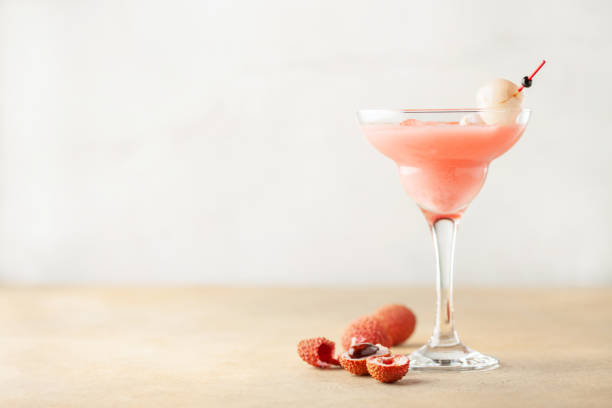 delizioso cocktail di litchi in bicchiere margarita e frutta fresca sul tavolo. - champagne pink strawberry champaigne foto e immagini stock