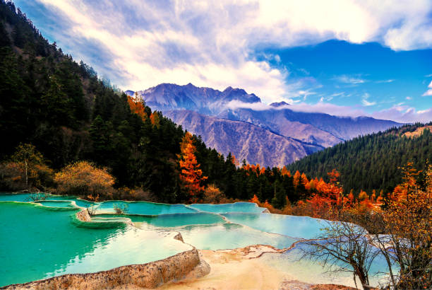 estrutura engenhosa e paisagem colorida de superfície travertina - huanglong - fotografias e filmes do acervo