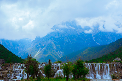 Streams and waterfalls, high-altitude mountains and distant mountains, cloudscape, lush woods